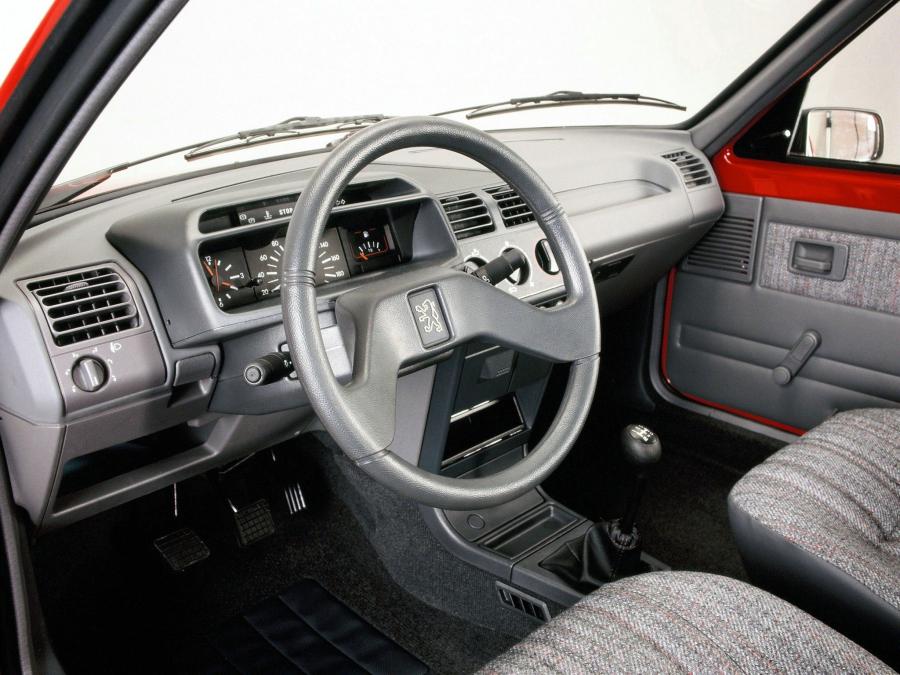 Интерьер Peugeot 205 3-Door 1984 года  (фото 9 из 9)